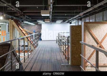 Hölzernen Dachboden Interieur mit decking und fluoreszierende Lichter Stockfoto