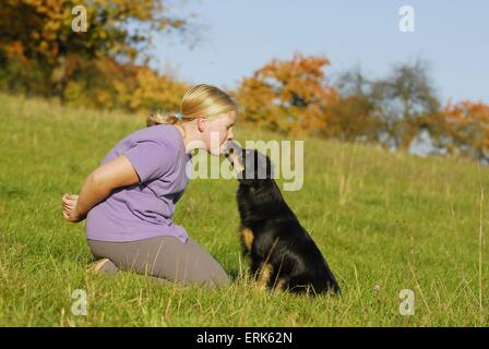 Mädchen mit Hund Stockfoto