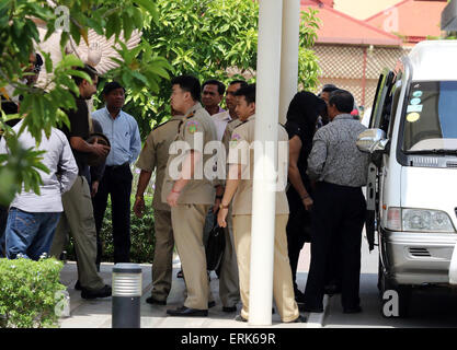 Phnom Penh, Kambodscha. 4. Juni 2015. Flüchtlinge in schwarzen Hemden kommen in Phnom Penh, Kambodscha, 4. Juni 2015. Die erste Gruppe von vier Australiens Flüchtlinge, die vereinbart, permanent in Kambodscha umzusiedeln, landete in der kambodschanischen Hauptstadt Phnom Penh am Donnerstag, als Teil eines umstrittenen Neuansiedlung Deal zwischen Australien und Kambodscha im September letzten Jahres unterzeichnet. © Sovannara/Xinhua/Alamy Live-Nachrichten Stockfoto