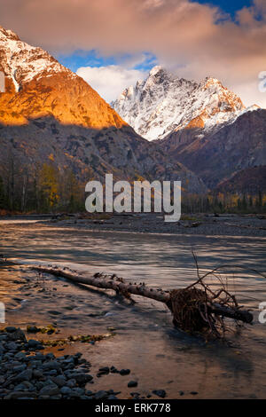 Sonnenuntergang am Nantina Point und Mt. Yukl mit Eagle River im Vordergrund, Chugach State Park, Yunan Alaska, Herbst. Stockfoto