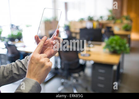 IT-Arbeiter entwickelnden Smartphone Stockfoto