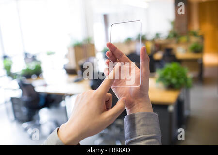 IT-Arbeiter entwickelnden Smartphone Stockfoto