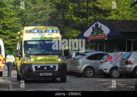 Alton Towers Themenpark, Staffordshire. VEREINIGTES KÖNIGREICH. 2. Juni 2015. Ein Pkw mit 16 Personen stürzt eine leere Wagen auf das Smiler Achterbahnfahrt. 4 Personen werden schwer verletzt. Polizei und Krankenwagen-Service-Fahrzeuge und Personal ankommen und vom Mitarbeiter Eingang in den Park zu verlassen. Bildnachweis: Richard Grange/Alamy Live-Nachrichten Stockfoto