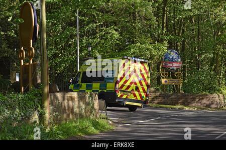 Alton Towers Themenpark, Staffordshire. VEREINIGTES KÖNIGREICH. 2. Juni 2015. Ein Pkw mit 16 Personen stürzt eine leere Wagen auf das Smiler Achterbahnfahrt. 4 Personen werden schwer verletzt. Polizei und Krankenwagen-Service-Fahrzeuge und Personal ankommen und vom Mitarbeiter Eingang in den Park zu verlassen. Bildnachweis: Richard Grange/Alamy Live-Nachrichten Stockfoto