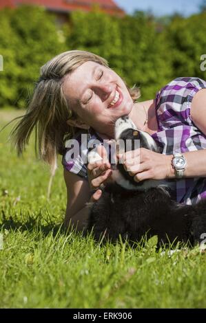 Frau mit Australian Shepherd Welpen Stockfoto