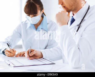 Arzt und Krankenschwester Rezept Papier zu schreiben Stockfoto