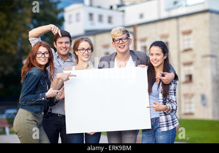 glücklich Teenager Studierende mit weißen blank board Stockfoto