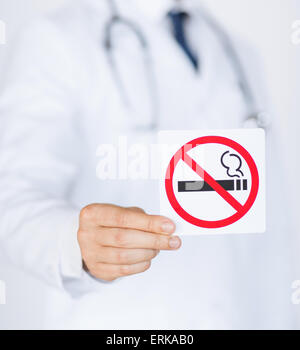 männlichen Arzt keine Raucher Schild Stockfoto