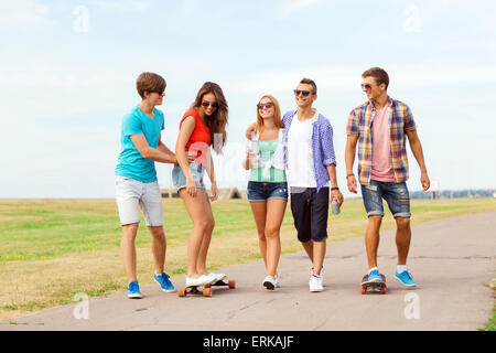 Gruppe von lächelnden Jugendlichen mit skateboards Stockfoto