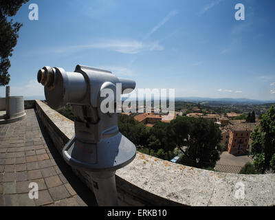 Teleskop richtete am Tatort von der mittelalterlichen Stadt Perugia, aufgenommen mit einem fisheye Stockfoto