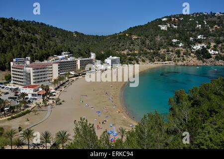 Cala San Vicente Stadt und Strand, Ibiza, Balearen, Spanien Stockfoto