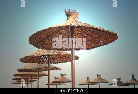 Stroh Sonnenschirme, Strand Es Trenc, Mallorca, Balearen, Spanien Stockfoto