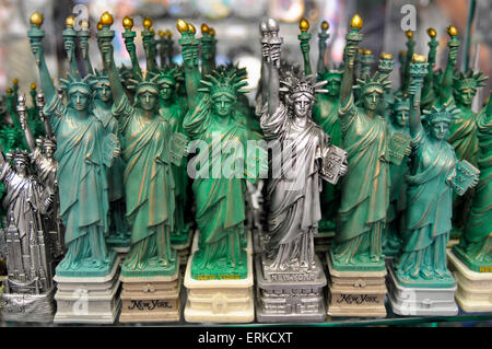 Freiheitsstatue Liberty Miniaturen im Shop, Manhattan, New York City, New York, USA Stockfoto