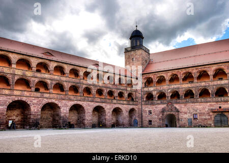 Arkaden mit Reliefs, Plassenburg Hof, Kulmbach, Oberfranken, Franken, Bayern, Deutschland Stockfoto