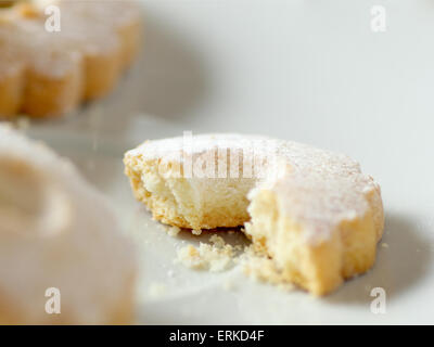 Eine angeknabberte italienischen DOC-Cookies auf einer Platte. Dieses regionale Cookie ist typisch für Nord-Italien und Korsika Stockfoto