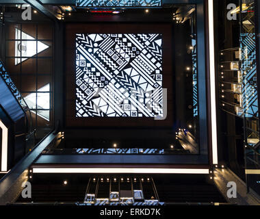 Dekorative Deckenplatten im Siam Center, moderne shopping Mall, Siam Square, Bangkok, Thailand Stockfoto