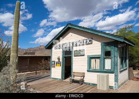 Wildwest-Landschaft, neben Saguaro Kakteen und Eisenbahn-Station verfolgt, Old Tucson Studios, Tucson, Arizona, USA Stockfoto