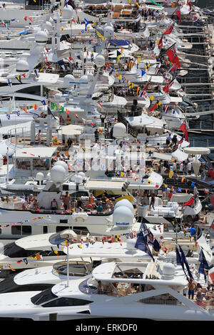 Yachten mit Zuschauern im Port Hercule in Monaco Formel 1 Grand Prix 2015, Fürstentum Monaco Stockfoto