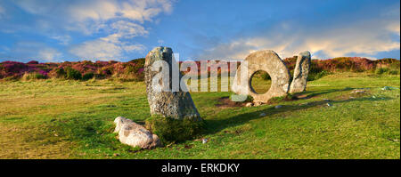 Mên-an-Tol, Männer eine Maut oder die Crick Stein, späten Neolithikum und frühe Bronzezeit stehende Steine, in der Nähe von Madron, Penwith Halbinsel Stockfoto