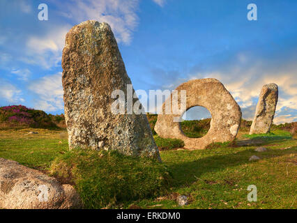 Mên-an-Tol, Männer eine Maut oder die Crick Stein, späten Neolithikum und frühe Bronzezeit stehende Steine, in der Nähe von Madron, Penwith Halbinsel Stockfoto