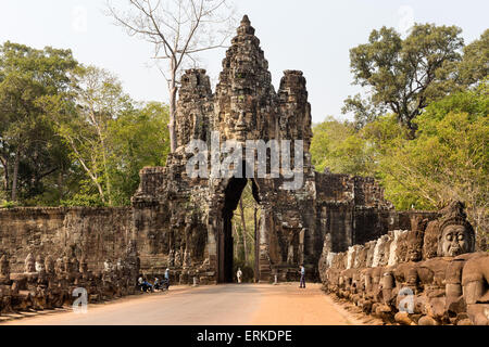 Südtor von Angkor Thom, Avalokiteshvara Gesicht Tower, Asura Statuen, Gopuram, Dämonen Balustrade auf der Brücke, Angkor Thom Stockfoto