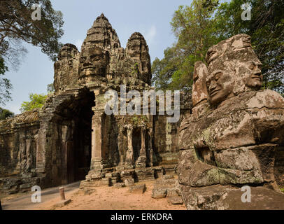 Siegestor, Ostseite von Angkor Thom, Avalokiteśvara Gesicht Turm, Asura Statue, Dämon Balustrade, Provinz Siem Reap, Kambodscha Stockfoto