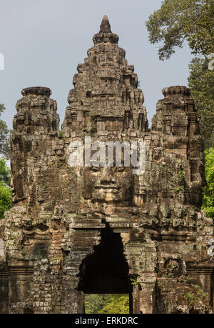 Siegestor, Ostseite von Angkor Thom, Avalokiteśvara Gesicht Turm, Provinz Siem Reap, Kambodscha Stockfoto