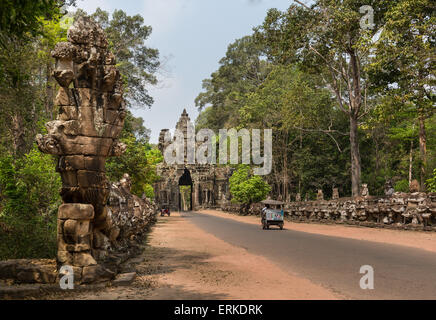 Siegestor, Ostseite von Angkor Thom, Avalokiteśvara Gesicht Turm, Naga und Asura Statuen, Dämon Balustrade, Tuk-tuk Stockfoto