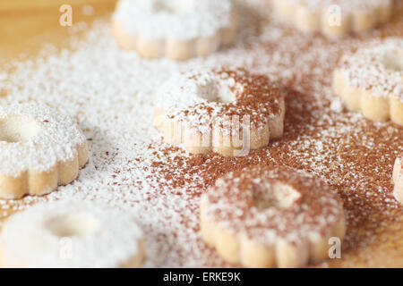 Nahaufnahme des italienischen DOC Cookies bestreut mit Puderzucker und Kakao. Horizontales Bild Stockfoto