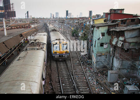 Pendler in Bandra Station, Shanties neben Schienen, in der Nähe von Mumbai, Maharashtra, Indien Stockfoto