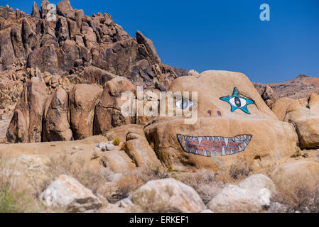 Das Gesicht der Alabama Hills, Felsen Granit mit Graffiti Gesicht Granitblöcke hinter Whitney Portal Road, Lone Pine Stockfoto