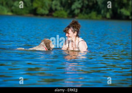 Frau mit Lagotto Romagnolo Stockfoto