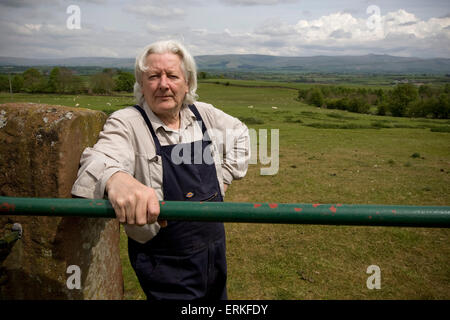 Investigativer Journalist Andrew Jennings, abgebildet in seinem Haus auf einem Bauernhof in Inglewood, in der Nähe von Penrith in Cumbria. Jennings hat viele Untersuchungen in Korruption auf das Internationale Olympische Komitee und Fußball Welt-Dachverband FIFA durchgeführt. Er war maßgeblich bei der Herbeiführung der 2015 FBI Untersuchung der Korruption bei der FIFA führte zum Rücktritt von Präsident Sepp Blatter. Stockfoto