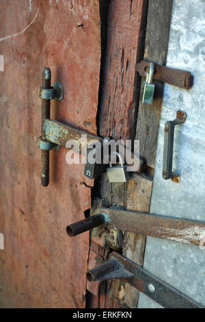 Alte Türen sind auf eine Reihe von Schleusen geschlossen. Stockfoto