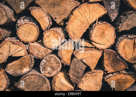 Brennholz-Textur mit netten Baum Risse und Baum läutet es. Stockfoto