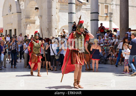 Römische Soldaten in zentralen Platz (Peristyl) der Diokletianpalast in Split an der dalmatinischen Küste von Kroatien Stockfoto