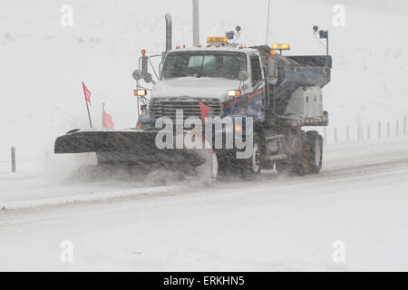 Schneepflug clearing eine Straße Stockfoto