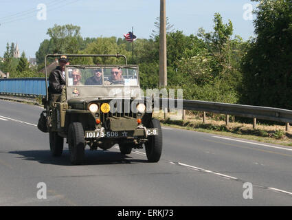 Normandie, Frankreich. 4. Juni 2015. Gegossen von Band of Brothers TV Serie Kopf, Carentan, die nach einer Tour durch das neu eröffnete Museum, dem d-Day-Erfahrung in Saint-Côme-du-Mont. Die Darsteller sind in der Normandie als Teil der d-Day-Commeroration-Veranstaltungen für den 70. Jahrestag des Endes des zweiten Weltkriegs. Bildnachweis: Daniel und Flossie weiß/Alamy Live-Nachrichten Stockfoto