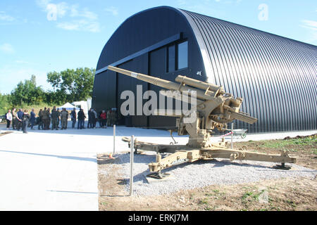 Normandie, Frankreich. 4. Juni 2015. Besucher-Warteschlange, die erste zu geben am Tag Eröffnung des neuen Museums, der d-Day-Erfahrung in Saint-Côme-du-Mont. Die Gärten und die externen Beschilderung waren noch nicht fertig und Besucher hielten 20 Minuten nach der geplanten Eröffnung Zeit warten, bevor das Museum seine Pforten geöffnet. Das Highlight des neuen Museums ist ein echtes c-47-Flugzeug, das in der Serie Band of Brothers verwendet wurde, und wurde in einem Flugsimulator, die Besucher über den Kanal als US-Fallschirmjäger am Abend vor d-Day. Bildnachweis: Daniel und Flossie weiß/Alamy Live-Nachrichten Stockfoto