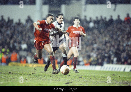 Rumbelows Cup Halbfinale Rückspiel Match an der White Hart Lane. Tottenham Hotspur 1 V Nottingham Forest 2. (Wald Win auf Aggregat). Auf dem ball des Walker gejagt von Gary Lineker der Spurs.  1. März 1992. Stockfoto