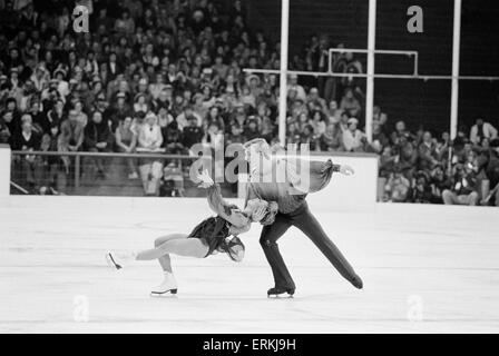 Großbritanniens Jayne Torvill und Christopher Dean während ihrer berühmten "Bolero" Routine im Zetra Stadium bei den Olympischen Winterspielen 1984 in Sarajevo, Jugoslawien. Das Team zerbrach eine beispiellose 12 Bestnoten für diese Leistung die Goldmedaille zu gewinnen. 14. Februar 1984. Stockfoto