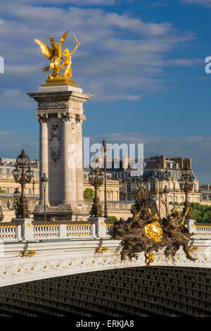 Am Abend Sonnenlicht auf Pont Alexandre III, Paris, Frankreich Stockfoto