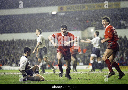 Rumbelows Cup Halbfinale Rückspiel Match an der White Hart Lane. Tottenham Hotspur 1 V Nottingham Forest 2. (Wald Win auf Aggregat). Roy Keane (Mitte) wendet sich nach Verrechnung in der 2: 1-Triumph über Sporen von jubelnden Teamkollege Teddy Sheringham beobachtet.  1. März 1992. Stockfoto