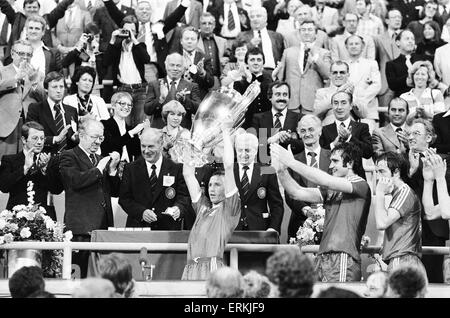 Europacup-Finale im Olympiastadion in München.  Nottingham Forest 1 V Malmö 0. Nottingham Forest Kapitän John McGovern wird nur der vierte Brite, nachdem Billy McNeill, Bobby Charlton und Emlyn Hughes, mit den Europapokal der Landesmeister vorgestellt werden. Sind Sie hinter ihm und Juckreiz für einen Hauch von Besteck Larry Lloyd und Frank Clark. 30. Mai 1979. Stockfoto