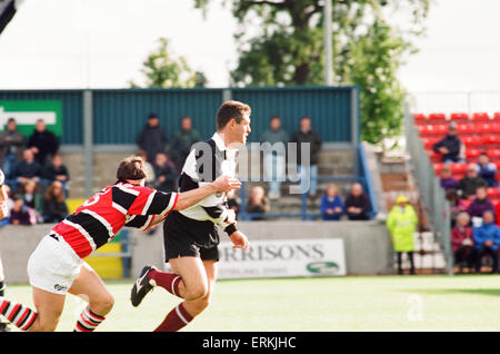 Forthbank Stadion, 26. September 1995. Gavin Hastings macht seinen letzten großen Auftritt. Er wird nach der WM als internationale beenden, führt die Barbaren gegen Stirling County. Das Spiel im Forthbank Stadium kennzeichnet Grafschaft Aufstieg von sieben Division zur nationalen Champions. Prinzessin Anne, die SRU-Gönner, wird ihr Sohn Peter Phillips spielen für ein Gordonstoun School XV gegen Grafschaft unter 18-jährigen bei 2,15 in einem Europapokalsaison beobachten. Stockfoto