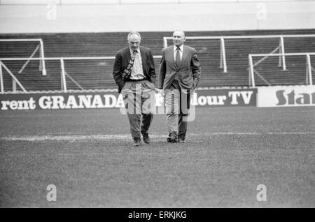 Liverpools Trainer Bill Shankly mit Spurs-Manager Bill Nicholson inspizieren die Tonhöhe an der White Hart Lane vor dem Spiel gegen Tottenham Hotspur wurde abgesagt. 9. Februar 1974. Stockfoto