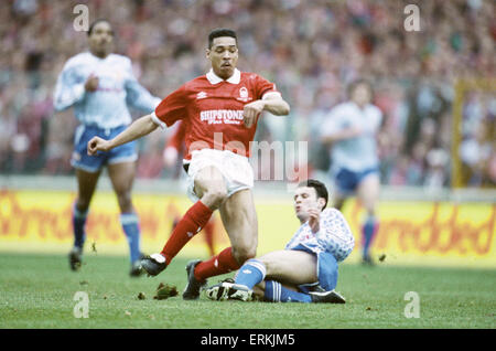 Rumbelows-Cup-Finale im Wembley-Stadion. Nottingham Forest 0 V Manchester United 1.  Des Waldes Des Walker bewegt sich weg von der gleitenden Herausforderung von Ryan Giggs.  12. April 1992. Stockfoto