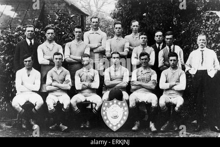 Alvechurch Fußball Club Teamgruppe mit Schild und Redditch Cup im Jahre 1924 außerhalb der Red Lion Inn. Stockfoto