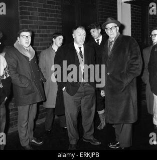 Liverpools Trainer Bill Shankly sieht eine frustrierte Figur nach dem bevorstehenden FA vierten Runde Replay Pokalspiel gegen den FC Burnley an der Anfield Road, nur drei Stunden vor Spielbeginn, RefereeGeorge McCabe zugesichert, war das Spiel abgeblasen auf. Er kritisierte Harry Potts und behauptete den Burnley-Manager "zu sein, es schien klar, dass er nicht möchte das Spiel auf" und fügte hinzu, dass er ärgerte sich Potts Auftritt an der Anfield Road für die Pitch-Kontrolle. 11. Februar 1963. Stockfoto