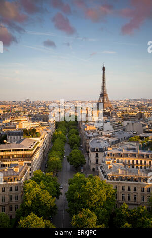 Abend-Sonne über den Eiffelturm und die Gebäude von Paris, Frankreich Stockfoto